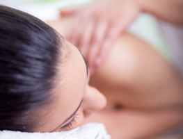 Wellnessmassagen - Aromaöl-Massage, Hot Stone-Massage, Hot Chocolate-Massage, Schropfkopf-Massage